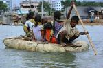 En dreng i Bangladesh roer rundt i et slumkvarter under en oversvømmelse. På klimatopmødet i Poznan skændtes rige og fattige lande om, hvem der var skyld i klimaforandringerne, og hvem der skal løse dem. 