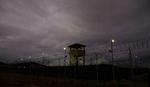 En vagt sidder i et vagttårn på Guantanamo. 