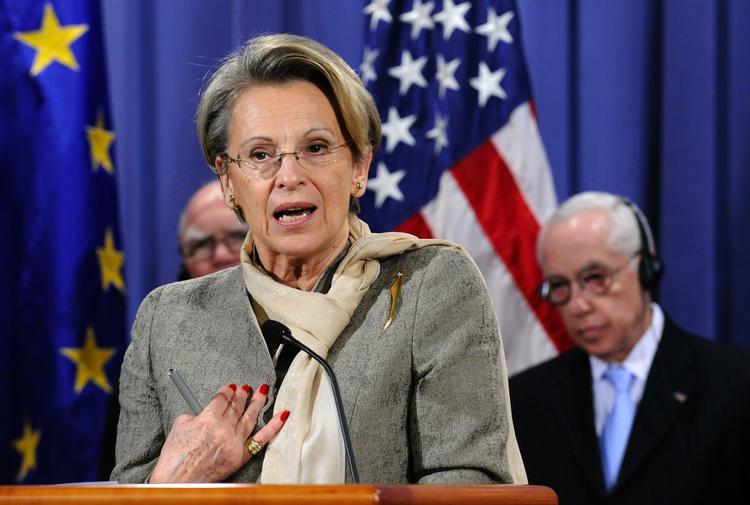 Fælles pressekonference mellem Europa og USA om den globale aktion mod pædofile. Det er Frankrigs indenrigsminister Michele Alliot-Marie. I baggrunden til høre USAs justitsminister Michael B. Mukasey. 