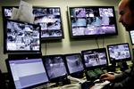 Brabrand Boligforening kræver loven ændret, så foreningen kan indføre total tv-overvågning af bebyggelsens åbne områder. Billederne viser overvågning af et indkøbscenter. 