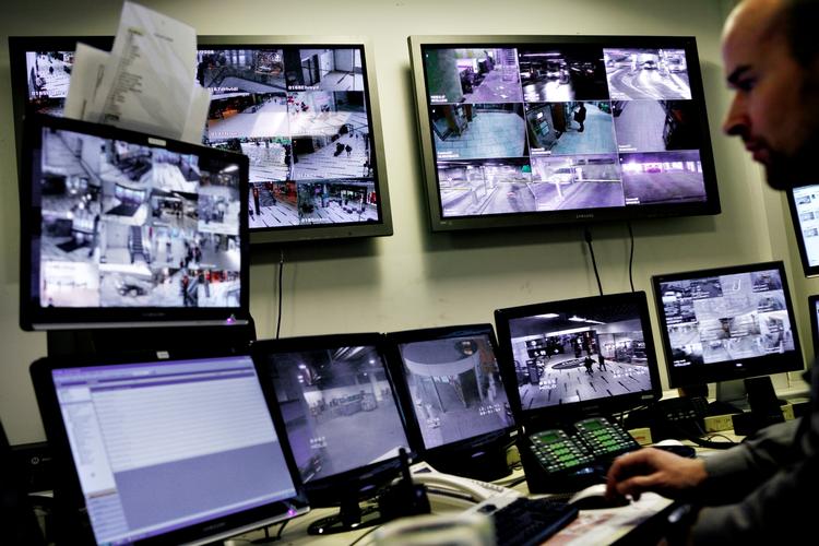 Brabrand Boligforening kræver loven ændret, så foreningen kan indføre total tv-overvågning af bebyggelsens åbne områder. Billederne viser overvågning af et indkøbscenter. 