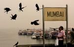 Livet går videre i Mumbai, der i slutningen af november blev udsat for et voldsomt terrorangreb, der kostede 164 mennesker livet. 