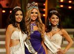 Den nykronede Miss World Kseniya Sukhinova fra Rusland hyldes sammen med konkurrencens nummer to, Parvathy Omanakuttai fra Indien (tv), og nummer tre, Gabrielle Walcott fra Trinidad og Tobago (th). 