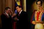 Castro og Chavez foran et billede af Simon Bolivar. 