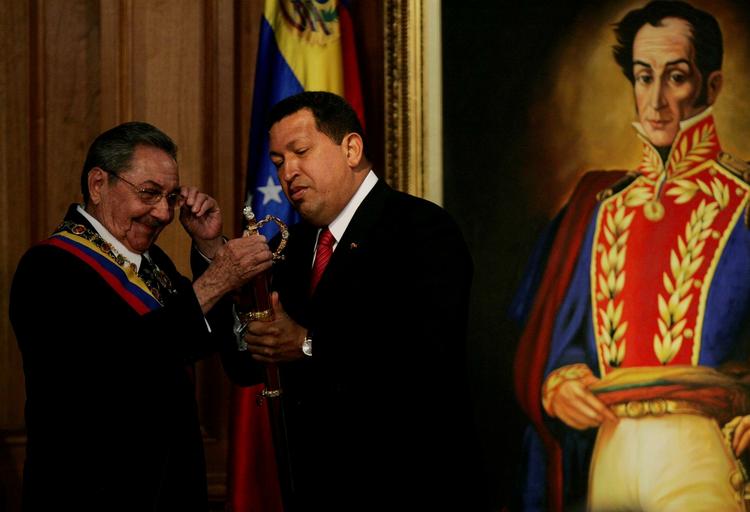 Castro og Chavez foran et billede af Simon Bolivar. 