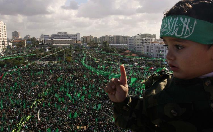 Tusinder og atter tusinder af Hamas-støttere  mødte i dag op for at fejre organisationens 21-år. Organisationen ønsker ikke at forlænge fredsaftalen. 