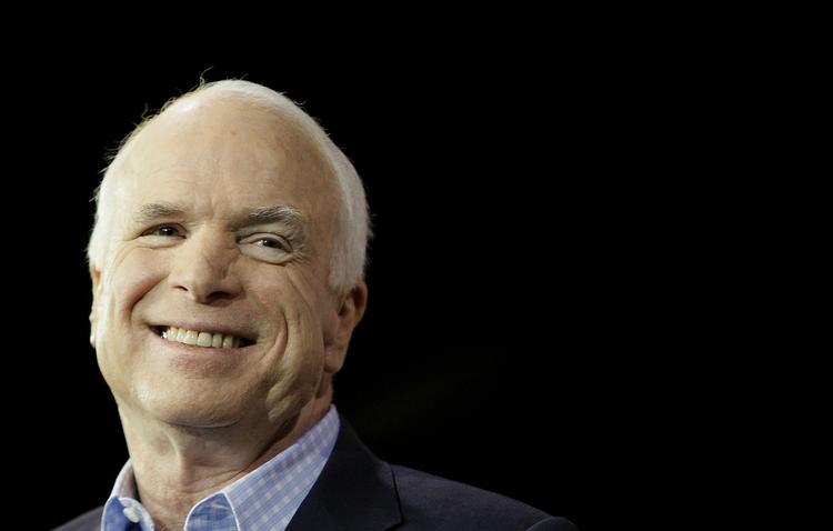 John McCain kæmpede imod Obama i en lang valgkamp. Men valgkampen er ovre, og han forsvarer den kommende præsident. 