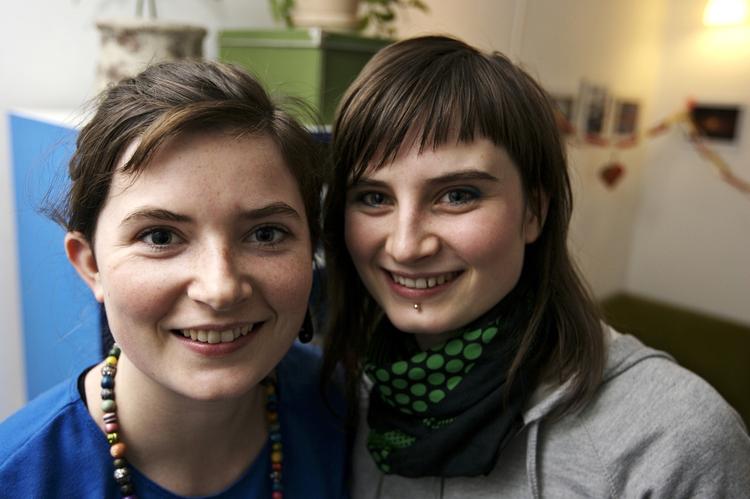 Søstrene Urd og Signe Steendahl Grandorf arrangerer jul for hele familien med to døgns intensiv hygge på en feriekoloni. 