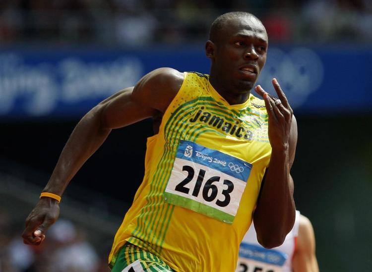 Usain Bolt på vej mod guldet på 200 meteren i Beijing. I 2009 koncentrerer Bolt sig om VM i Berlin i august. (Arkivfoto) 