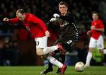 Michael Jakobsen Til højre) scorede i sidste uge, hvor AaB fik 2-2 på Old Trafford mod Manchester United. På billedet får superstjernen Wayne Rooney kærligheden at føle. (Arkivfoto) 