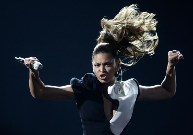 Altid energiske Beyonce ses her på scenen under American Music Awards i Los Angeles i november. Arkivfoto. 