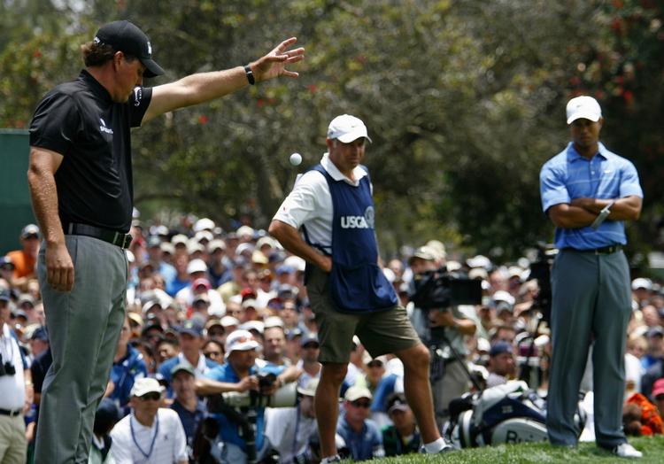 Phil Mickelson og Tiger Woods spillede sammen på første runde af US Open i år med caddien Steve Williams som øjenvidne til Mickelsons drop på 17. hul. 