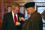 Afghanistans præsident Harmid Karzai gav i dag George W. Bush en medalje i præsidentpaladset i Kabul. 