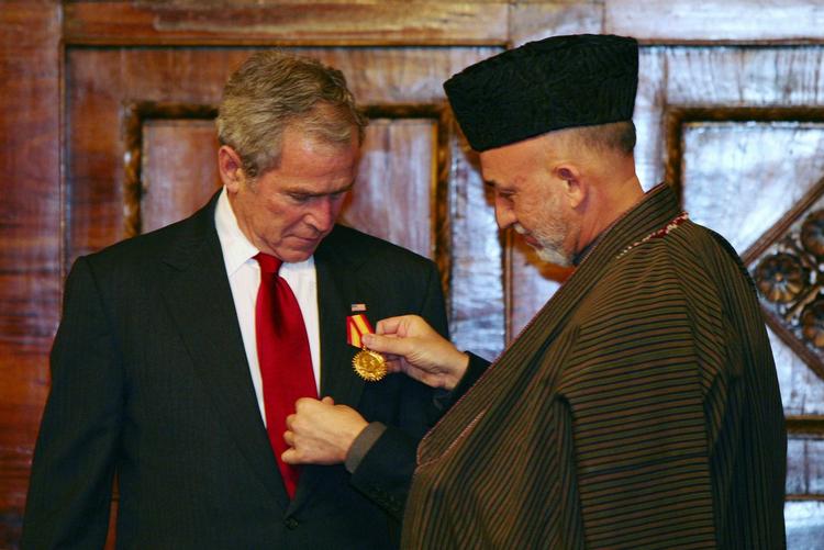 Afghanistans præsident Harmid Karzai gav i dag George W. Bush en medalje i præsidentpaladset i Kabul. 