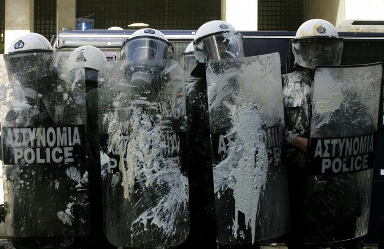 Fire betjente er blevet overdænget med mel og æg i Athen. 