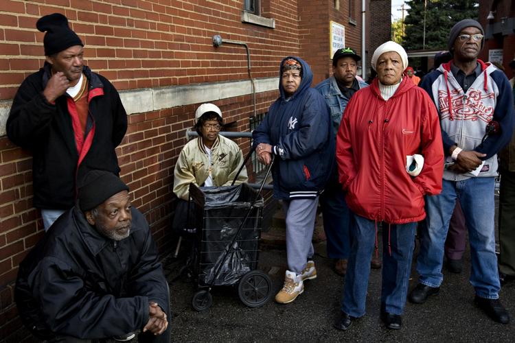 Kø til udlevering af mad i Cleveland, Ohio. Da Politiken besøgte stedet i slutningen af oktober oplevede de frivillige, at flere og flere var nødt til at hente gratis mad i kirken. 