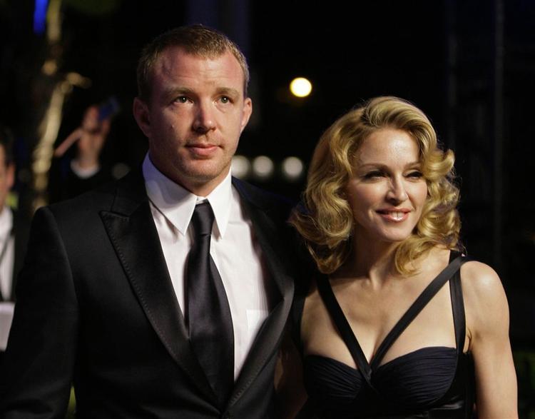 Ritchie og Madonna ses her sammen til en fest i Hollywood i februar 2007, mens alt i hvert fald på overfladen endnu var fryd og gammen. Arkivfoto. 