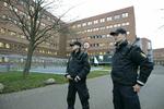 Politifolk står klar ved Retten i Lyngby til at tage imod Stein Bagger. 