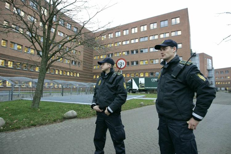 Politifolk står klar ved Retten i Lyngby til at tage imod Stein Bagger. 