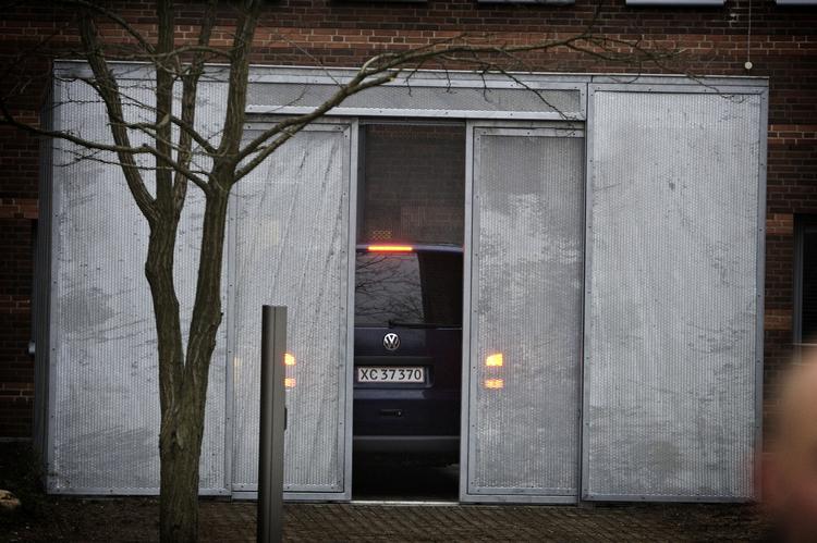 Bilen med den sigtede Stein Bagger blev kørt til Retten i Lyngby i en mørk varevogn. 