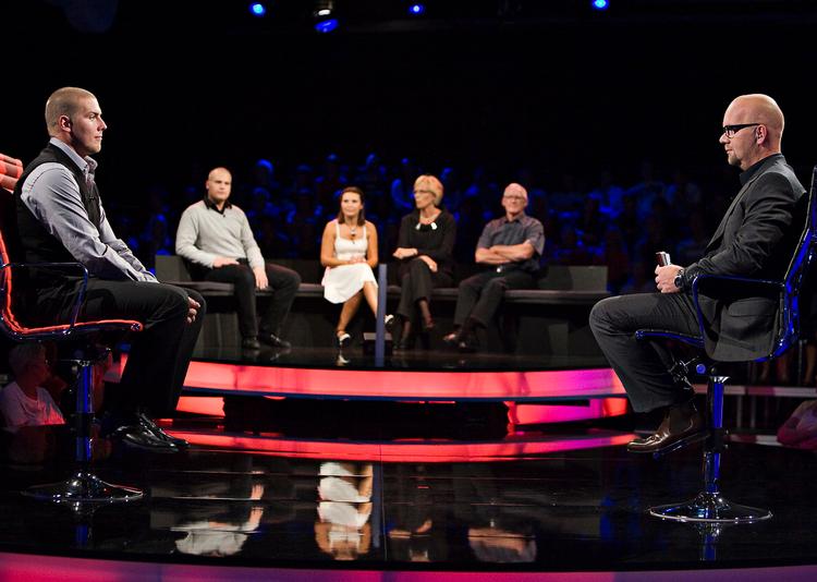 Man skal svare ærligt, hvis man vil have en chance for at vinde de 500.000 kroner i spillet. Deltagernes svar bliver overvåget af en løgnedetektor. Foto: TV3 