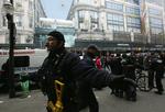 Stormagasinet Printemps i Paris er nu afspærret efter bombealarm. 