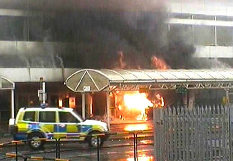 Selv om bilen med bomber brød i brand ved Glasgows Lufthavn, så røg bomberne ikke i luften. 