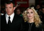 Guy Ritchie og Madonna på et arkivfoto. Normalt er det manden, der må op med pengepungen ved kendis-skilsmisserne, men ikke i dette tilfælde. 