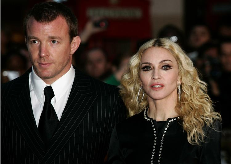 Guy Ritchie og Madonna på et arkivfoto. Normalt er det manden, der må op med pengepungen ved kendis-skilsmisserne, men ikke i dette tilfælde. 