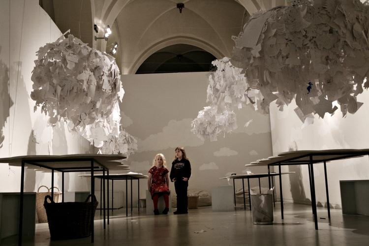 I dag løftes sløret for 50 forslag til bykirkernes eventuelle fremtid som kulturhuse. Her er er det en udstilling i Skt. Nikolaj Kirke, som i dag er en kunsthal. 