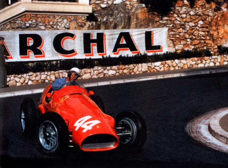 Formel 1-kører Giuseppe Farina runder hårnålesvinget ved Monte Carlos gamle station under Monacos Grand Prix 1955. Foto: Grand Prix Photo 