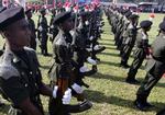 Sri lankanske regeringsstyrker, der her deltager ien parade, foretog i dag flere koordinerede angreb på oprørsgruppen De Tamilske Tigre. (Arkivfoto) 