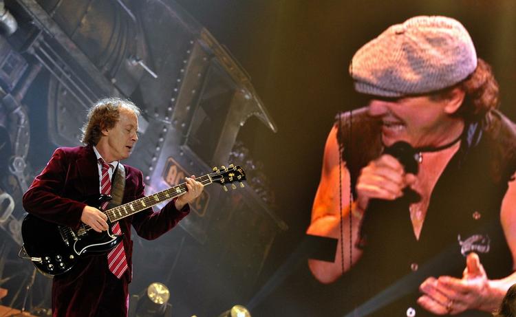 Angus Young til venstre og Brian Johnson til højre. AC/DC kommer til Danmark. Arkivfoto. 