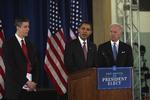 Arne Duncan (tv), Obama i midten, og hans kommende vicepræsident Joe Biden til højre. 
