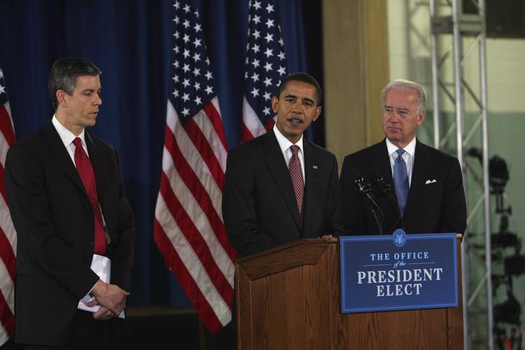 Arne Duncan (tv), Obama i midten, og hans kommende vicepræsident Joe Biden til højre. 