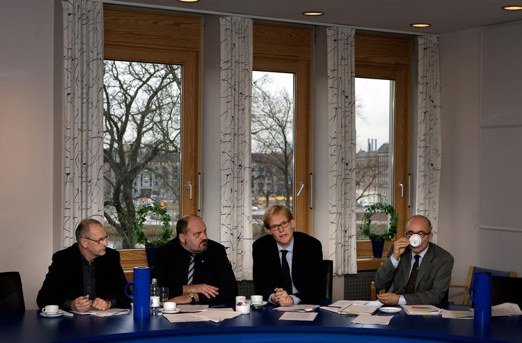 Lars Kjeldsen (yderst til højre) skal være ny forsvarsadvokat for Stein Bagger. Her ses han i 2005 sammen med blandt andet Allan Bang og Knud Grøngaard, som var tiltalt i en insidersag, da Danske Bank fusionerede med RealDanmark i 2000. (Arkivfoto). 