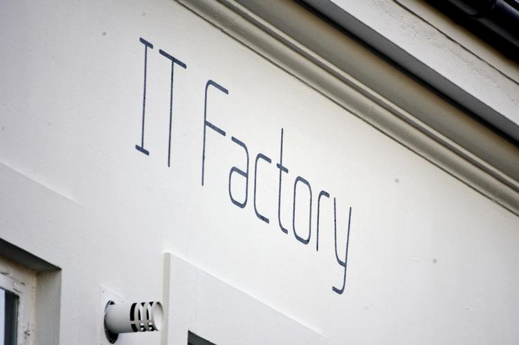 En politibetjent på orlov udviste svækket dømmekraft, da han i sit job som livvagt fjernede it-udstyr fra Allan Vestergaards hjem og bragte sig selv ind i sagen om IT-Factory, mener hans chef på Station City. 