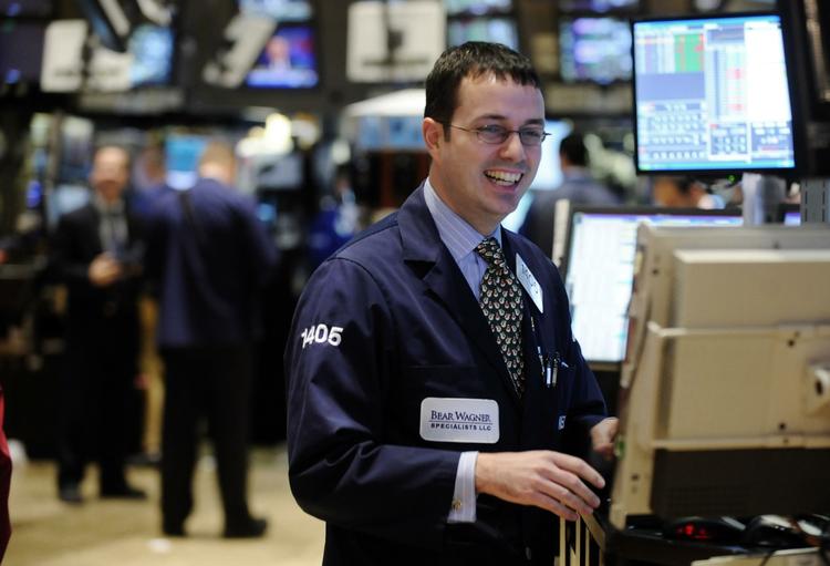 Rentenedsættelsen blev modtaget med glæde i Wall Street. Her er det børshandler Neil Gallagher, der får maseret smilerynkerne. 