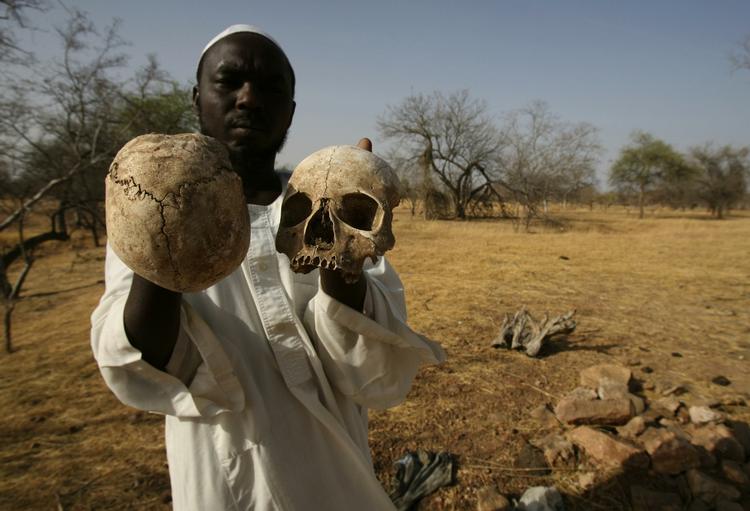 En ny rapport beskriver, hvordan tusindvis af sudanesere bliver holdt som slaver i Darfur. Siden konflikten startede i 2003 er 300.000 blevet dræbt. 