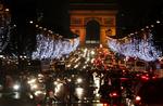 Sikkerhedsniveauet er blevet forhøjet på turisttravle områder i Paris, efter der i går blev fundet sprængstof i stormagasinet Printemps-Haussmann. 