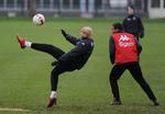 Junior og Mathias 'Zanka' Jørgensen under træningen forud for FCK's kamp mod Club Brugge. Her skal de være flyvende, hvis Danmark skal have et ekstra hold i kvalifikcationen til Champions League allerede i 2010. 