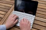 De små bærbare er glimrende at arbejde med på farten, men ved længere tids brug er tastaturet lige småt nok – især hvis man har fingre i voksenformat. Foto: www.mininote.dk 