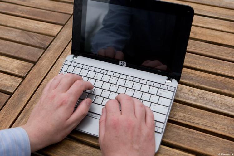 De små bærbare er glimrende at arbejde med på farten, men ved længere tids brug er tastaturet lige småt nok – især hvis man har fingre i voksenformat. Foto: www.mininote.dk 