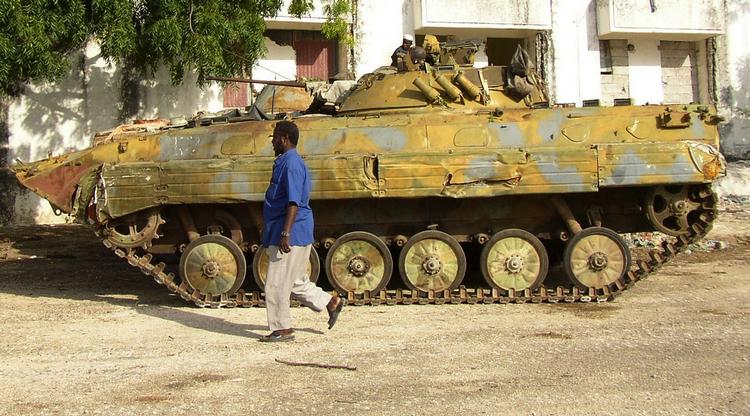 Somalia er hærget af fejder og borgerkrig. Mange er bevæbnede, og det er umuligt at skelne pirater fra almindelige borgere, siger militære eksperter. 