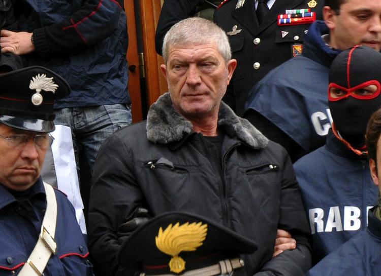 Gaetano Lo Presti føres væk af italiensk politi under gårsdagens store aktion, hvor over 1.000 betjente deltog. 