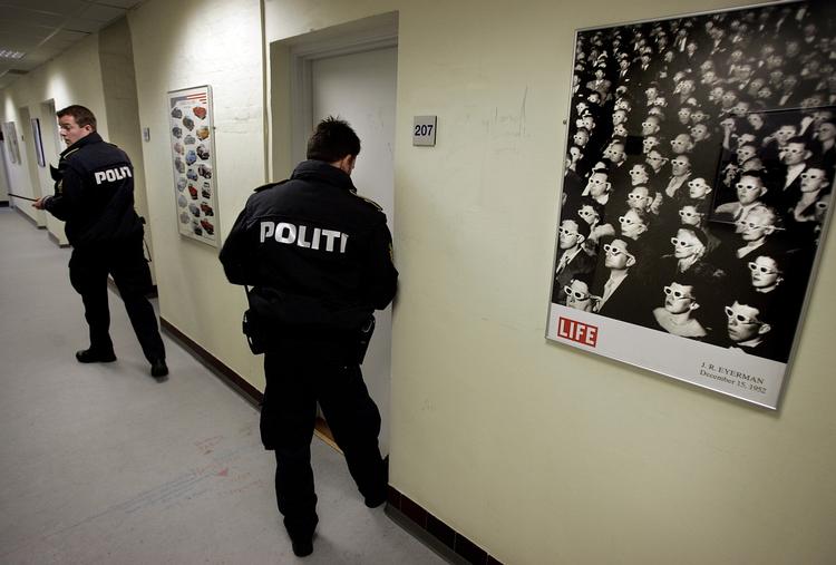 To betjente på arbejde. De vil sammen med alle landets øvrige politibetjente blive spurgt, når det skal afdækkes, hvor mange danskere, der har oplevet, at de er blevet svigtet af politiet. 