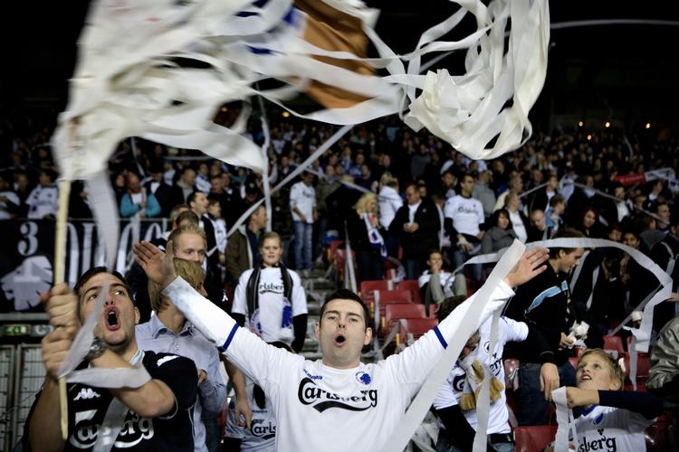En gruppe FCK-fans kan ikke komme ind til kampen i Brugge. Billedet stammer fra 1-1-kampen mod FC Moskva tidligere i år. 