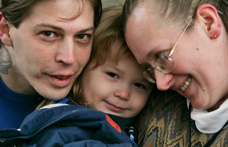 Far og mor - Heath og Deborah - med lille Adolf. 