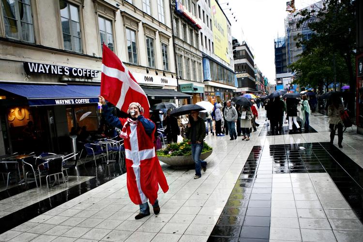Hvad vil det egentlig sige at være dansk? Her ses en roligan i Stockholm før dansk-svensk landskamp. Arkivfoto. 