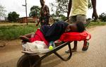 En kvinde, der er smittet af kolera, køres til en klinik i nærheden af Zimbabwes hovedstad Harare. Arkivfoto. 